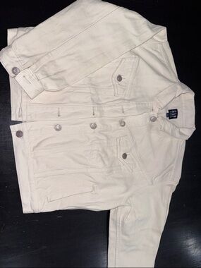 GAP cream colored denim jacket. size small. excellent used condition.